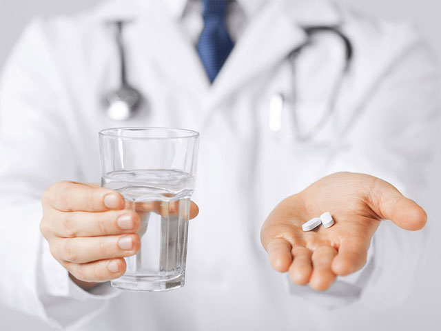 Chi Phí Phá Thai Bằng Thuốc Bao Nhiêu? Tư Vấn Bác Sĩ 4 Uống-thuốc-theo-hướng-dẫn-tại-cơ-sở-y-tế